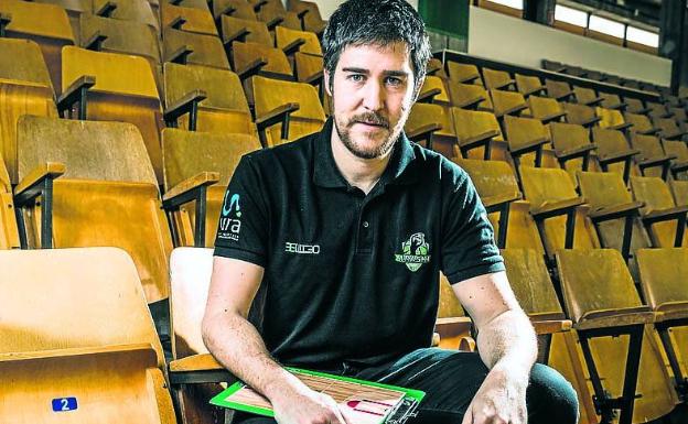 Joseba Redondo seguirá como segundo entrenador del Araski