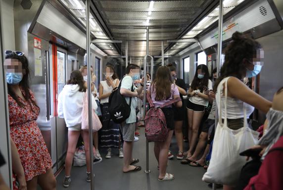 «Fue un agobio, era imposible que entrase más gente», cuentan los viajeros del metro atestado el jueves