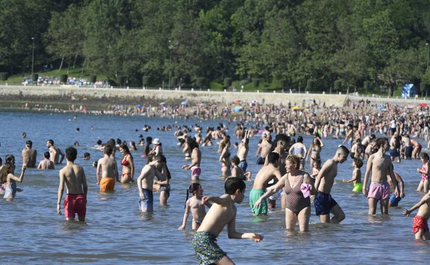 La avalancha de bañistas y el descontrol en las playas obligan a anticipar fuertes restricciones