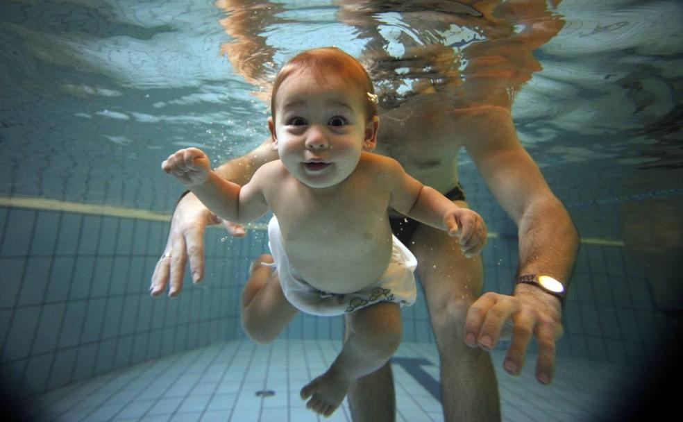 Olvídate del crol y enseña a tu hijo a flotar