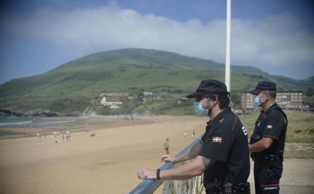 La Policía se despliega en las playas, levanta a bañistas y cierra accesos para frenar el aluvión