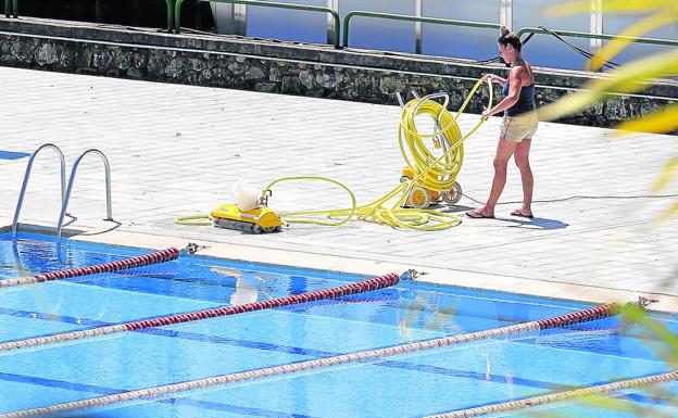 La idea que barajan los ayuntamientos: a la piscina por la mañana o por la tarde