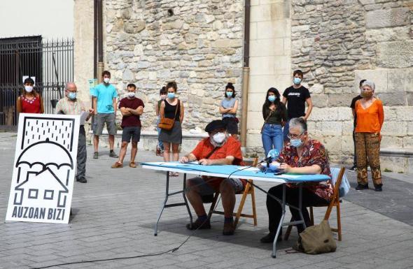 Colectivos vecinales denuncian que las instituciones están «dejando atrás» a personas vulnerables en Vitoria