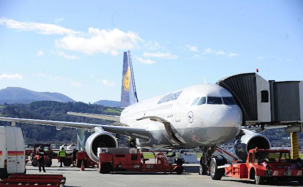 Loiu recupera su primer vuelo al extranjero