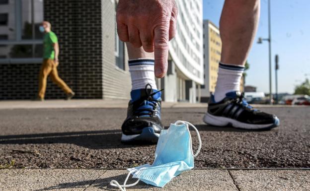 300 euros de multa por abandonar la mascarilla o los guantes en las calles de Vitoria