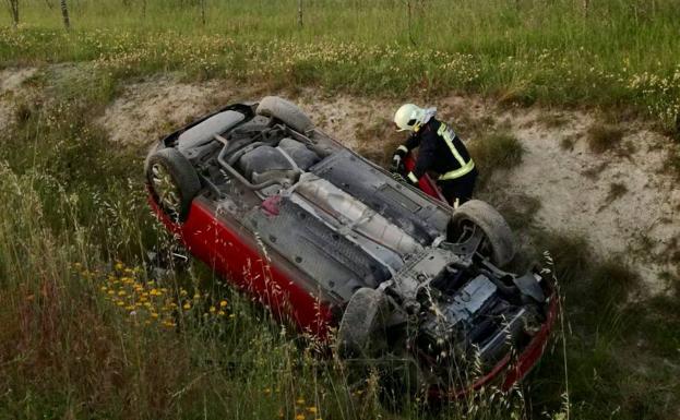 Un herido tras volcar el coche en el que viajaba por la A-1, a su paso por Salvatierra