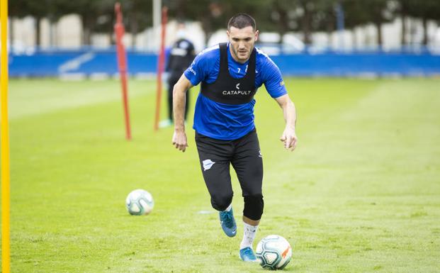 Lucas Pérez continúa al margen en los entrenamientos del Alavés