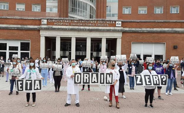 400 personas se concentran en Cruces para protestar por la falta de medios durante la pandemia