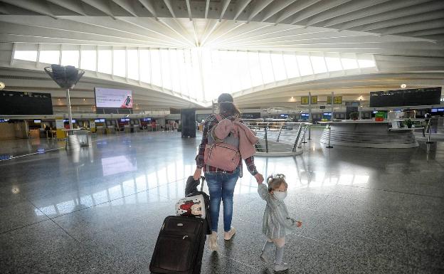 Autorizan los vuelos internacionales en Loiu para este mes pero sus pasajeros pasarán la cuarentena