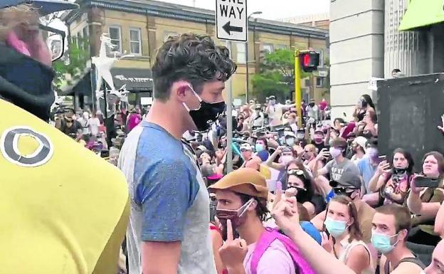 Expulsan al alcalde de Minneapolis de una concentración