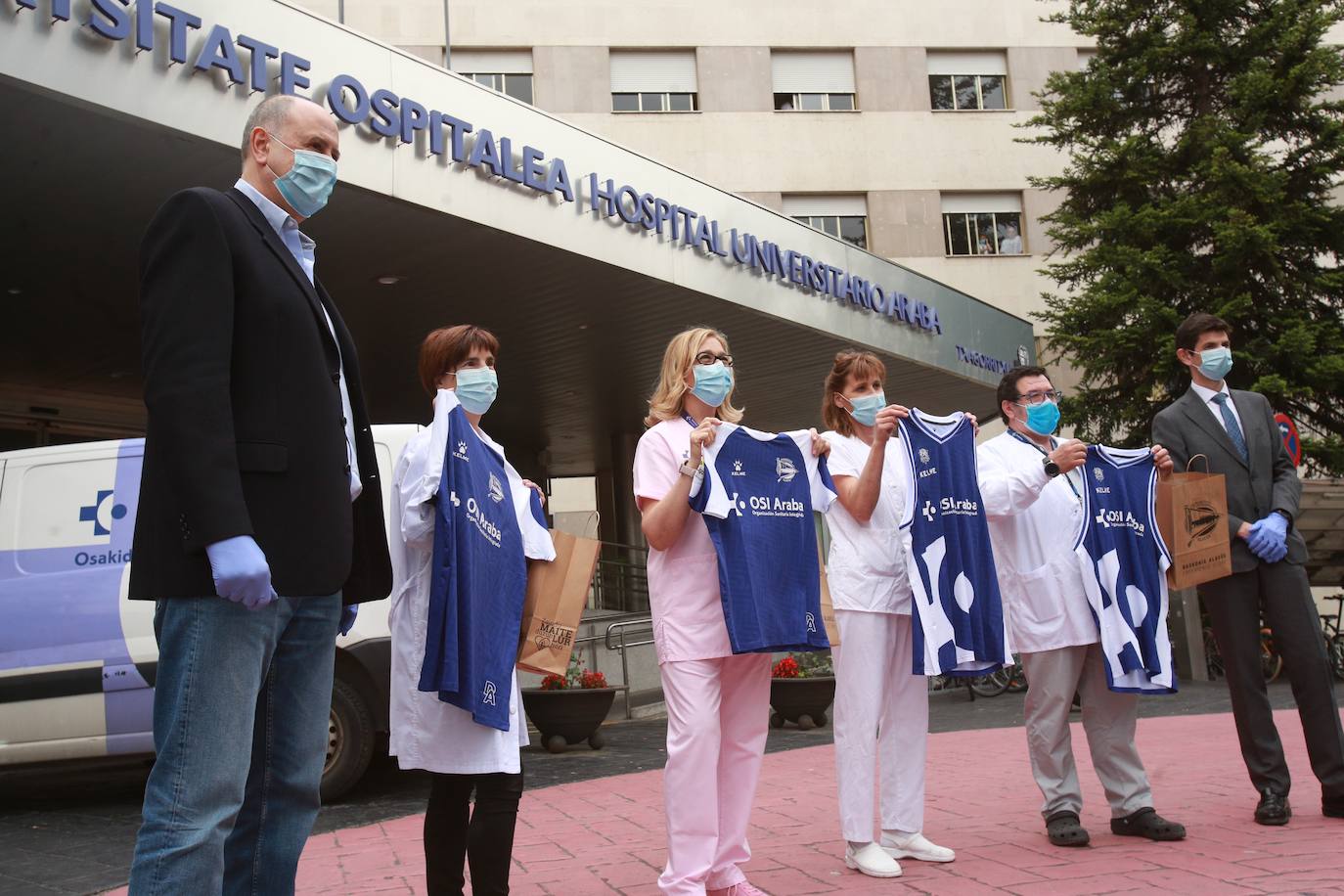 El Grupo Baskonia-Alavés entrega las camisetas en homenaje al personal sanitario