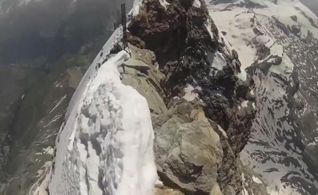 El emotivo homenaje de Kilian Jornet a Pau Donés desde lo alto de una montaña