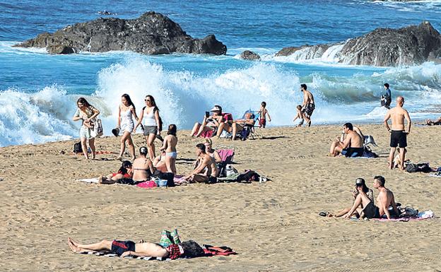 Bakio prohíbe tomar el sol en la playa los domingos y festivos