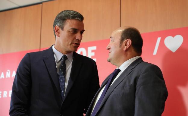 Asociaciones navarras acusan al PNV de «injerencias» por negociar con Sánchez competencias forales