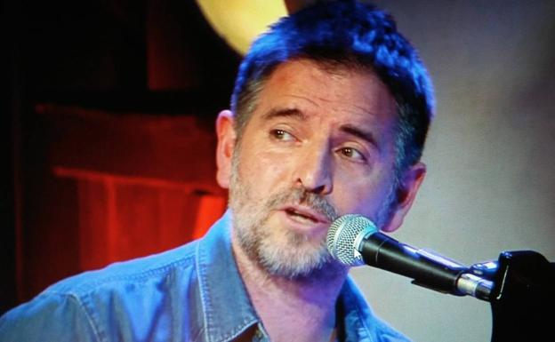 Mikel Urdangarin con la garganta tocada y los ojos llorosos