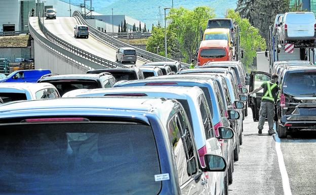 Las caídas en Mercedes y Michelin sumen en la incertidumbre a 60.000 trabajadores