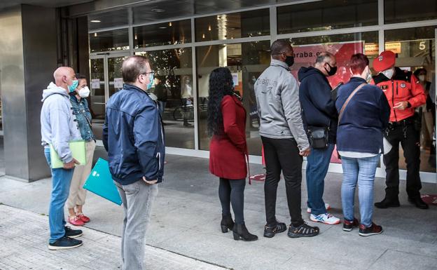 La campaña presencial de la Renta en Álava se reduce de 1.300 a 500 contribuyentes diarios