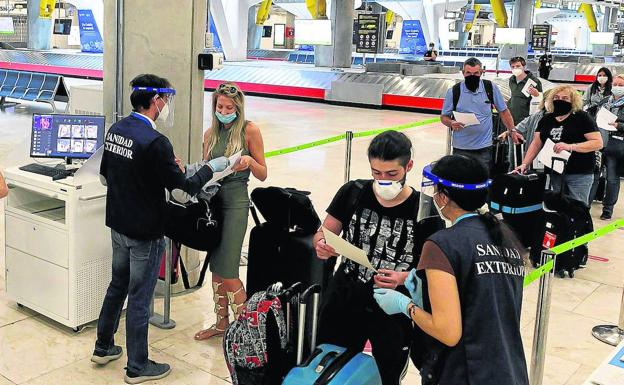 El Gobierno rectifica y anticipa la reapertura de las fronteras con Europa al 21 de junio