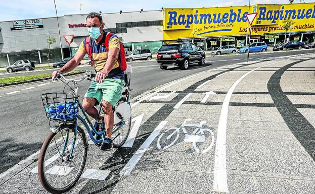 Los ciclistas reclaman terminar con las 'aceras bici' en Vitoria