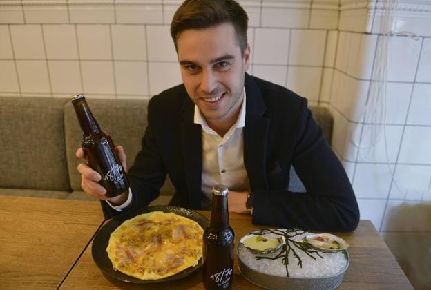 Ostras, tortilla de camarones y cerveza