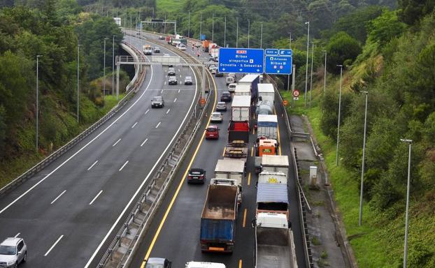 Un camión hace 'la tijera' en el corredor del Txorierri y provoca un colapso de tres horas
