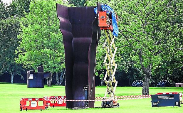 Comienza la restauración de 'Buscando la luz I', la obra más emblemática de Chillida-Leku