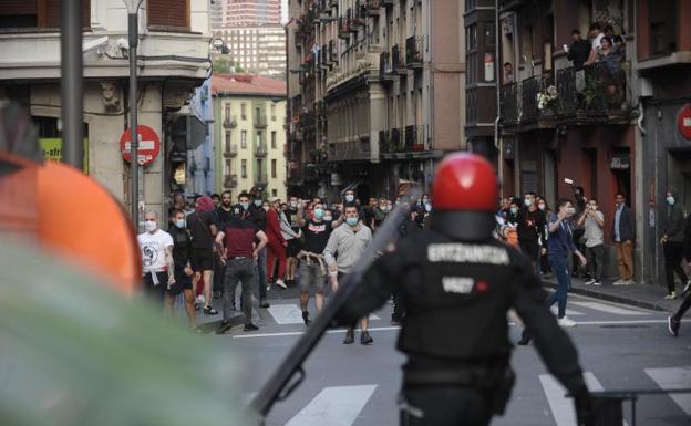 Insultos y amenazas en San Sebastián a miembros de Vox que pedían el voto para las elecciones vascas del 12 de julio