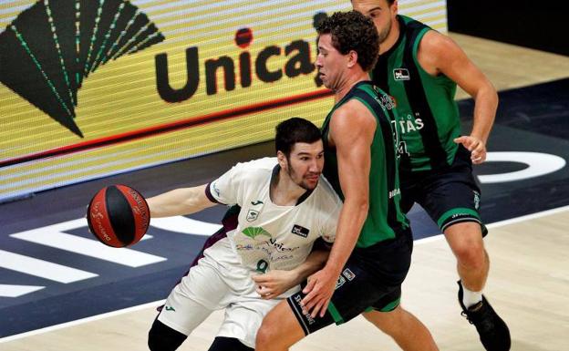 Bouteille y sus 28 puntos resuelven las dudas del Unicaja ante el Joventut