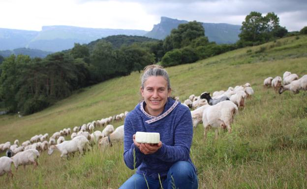 El patrimonio centenario del queso de cesto, en manos de mujeres ayalesas