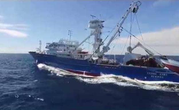 Muere un tripulante senegalés de 27 años en el atunero vasco 'Txori Gorri'