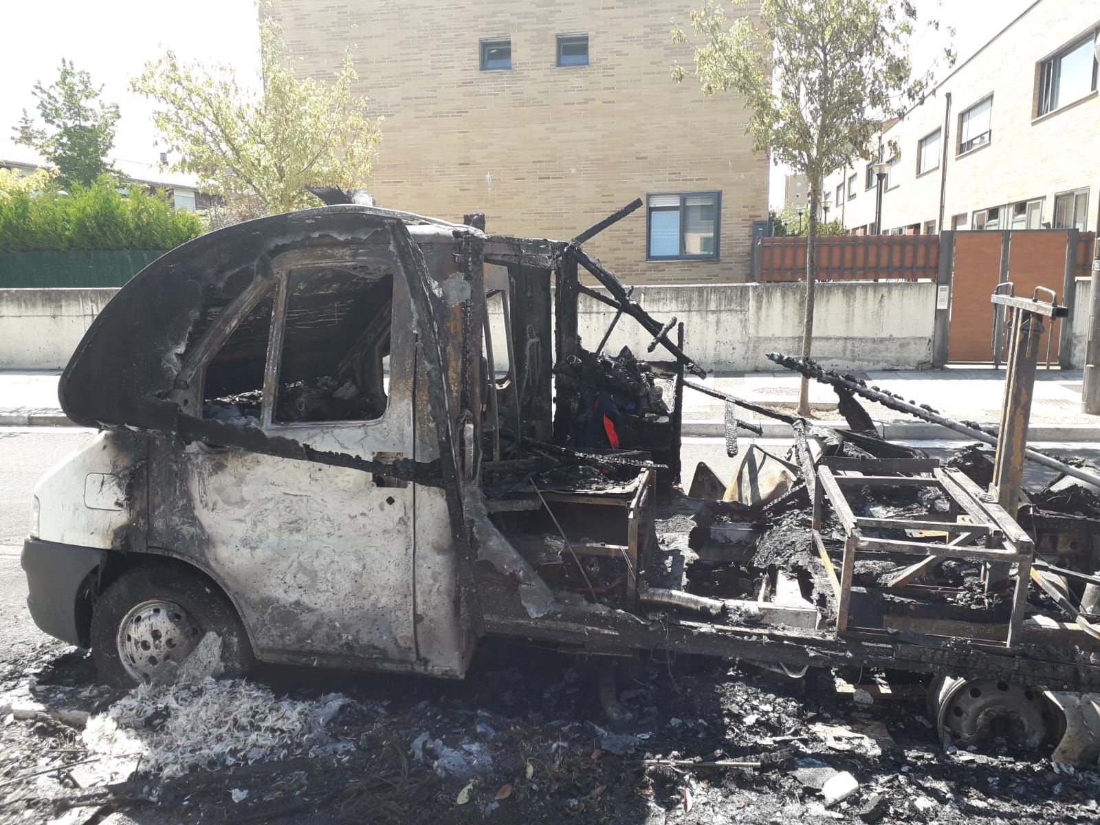 Un incendio calcina una autocaravana en Ibaiondo