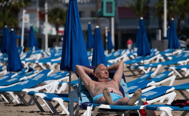 Cientos de hamacas continúan vacías en Benidorm una semana después de la apertura de sus playas