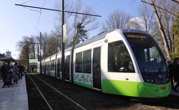 Restablecido el servicio de tranvía que quedó cortado por una colisión con una furgoneta