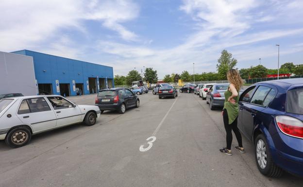 Colas en la ITV de Júndiz, sin citas hasta mediados de julio