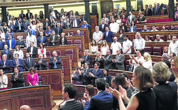 El plante de las principales asociaciones de víctimas marca el homenaje del Congreso