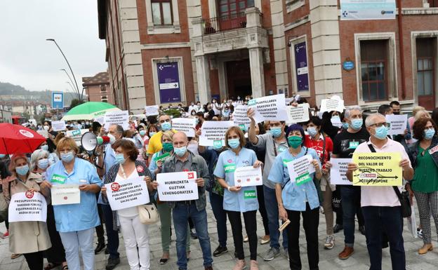 Centenares de profesionales sanitarios reclaman un aumento del presupuesto para la sanidad pública vasca