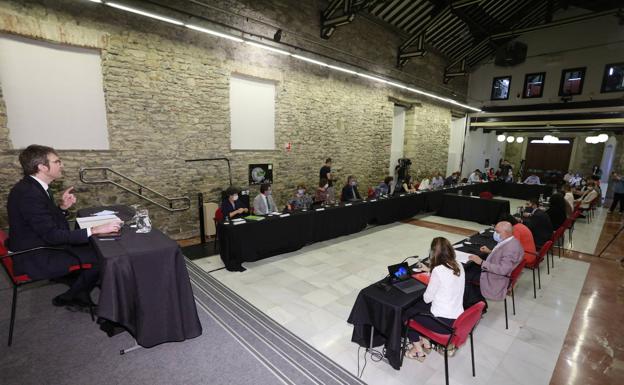 La oposición exige a Urtaran que redoble esfuerzos frente a la crisis y se abre a pactos