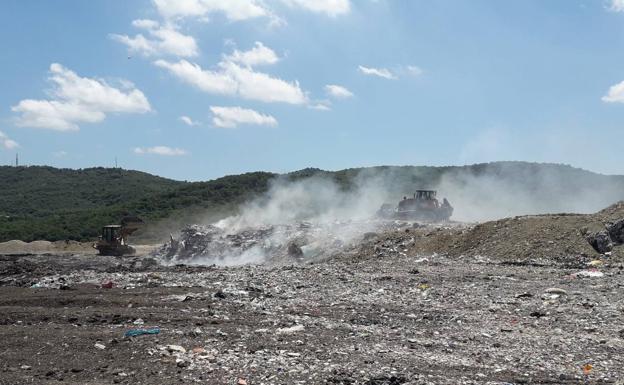 Controlado el fuego en el vertedero de Gardélegui