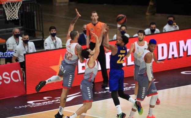 La defensa lleva al Barcelona a la final