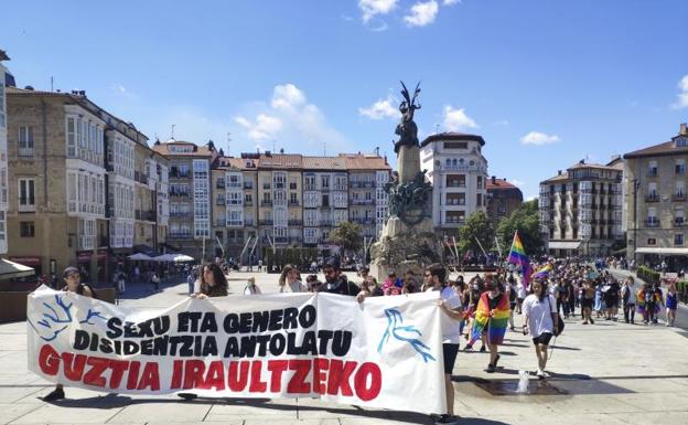 Decenas de vitorianos reivindican la «libertad de amar» en el día del orgullo LGTBI+