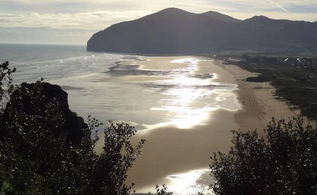 Un hombre fallece en la playa de Santoña