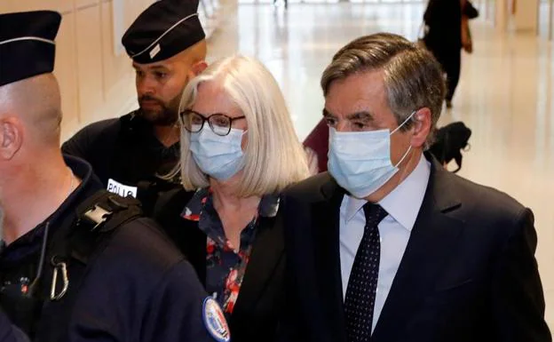 El exprimer ministro francés Fillon, condenado a cinco años de cárcel