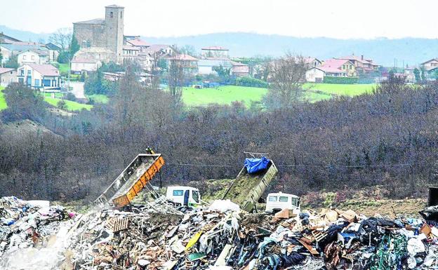 Camiones depositan toneladas de residuos en el vertedero vitoriano de Gardélegui./Igor Aizpuru