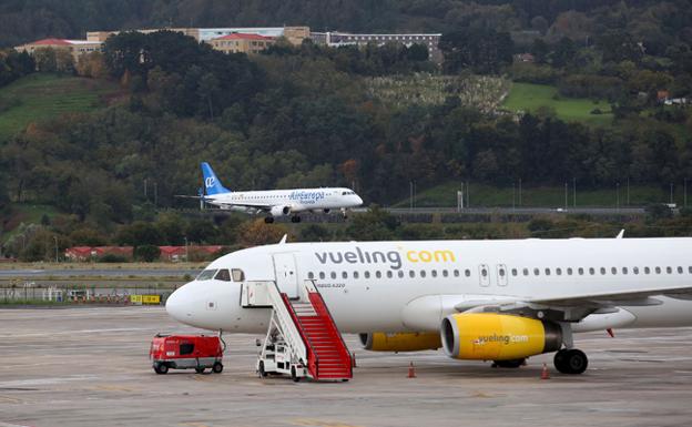 Loiu opera hoy 30 vuelos tras acumular en plena pandemia casi veinte días sin aviones