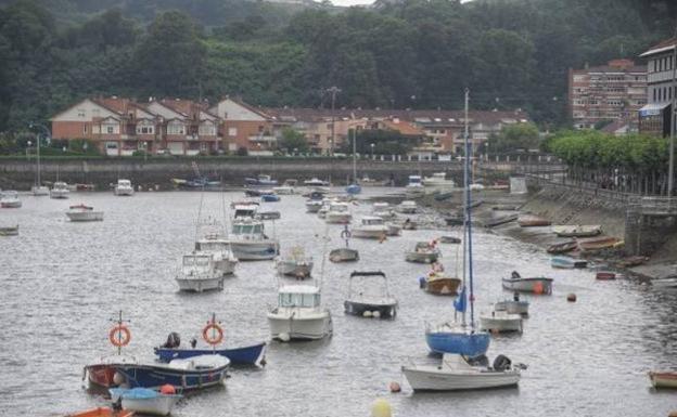 Castigan a Plentzia con la 'bandera negra' por «contaminación» por el proyecto de los pantalanes en la ría