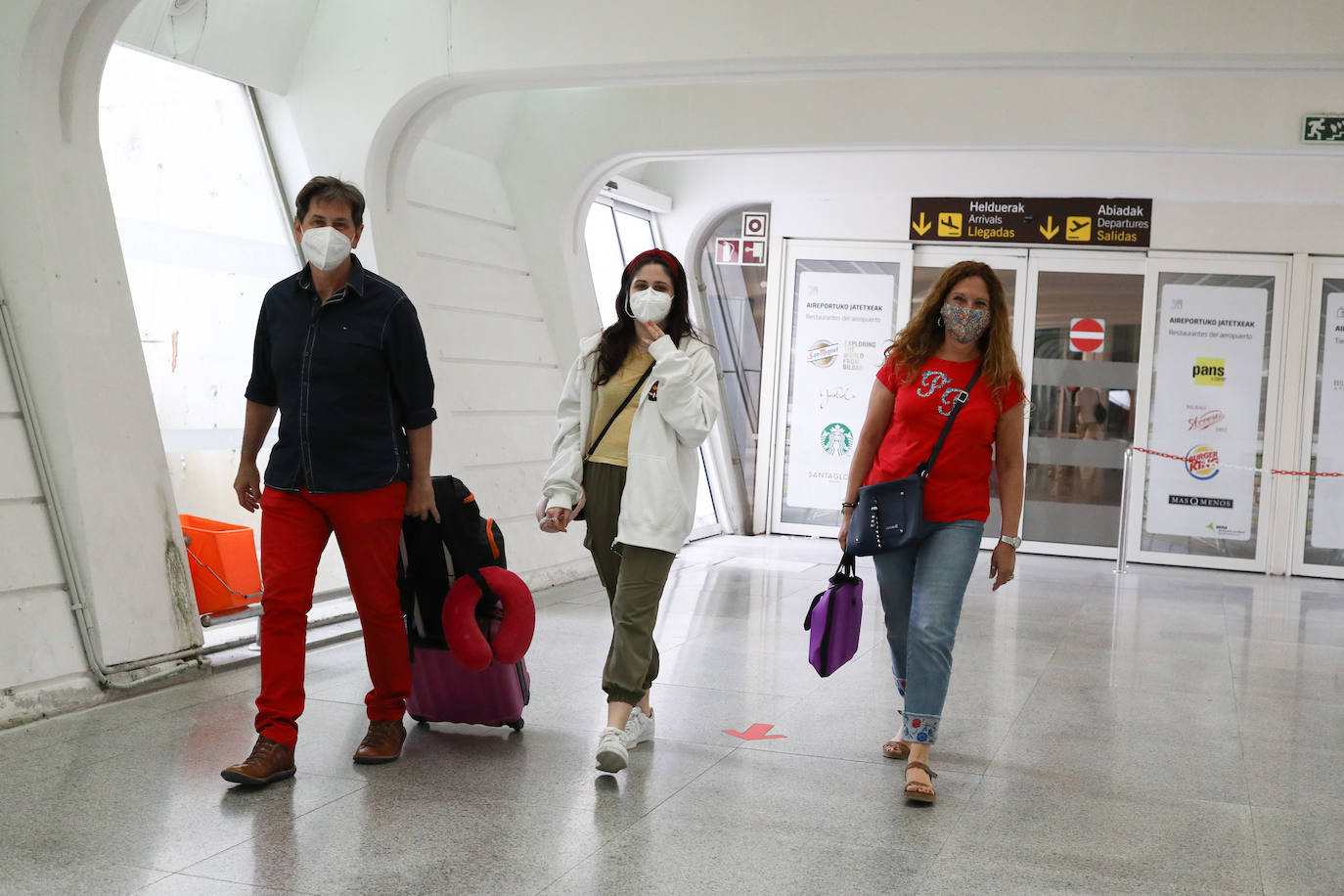 El aeropuerto de Loiu recobra poco a poco su vida