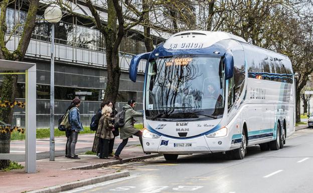 La línea Vitoria-Bilbao inicia el horario de verano con la mitad de frecuencias que en 2019