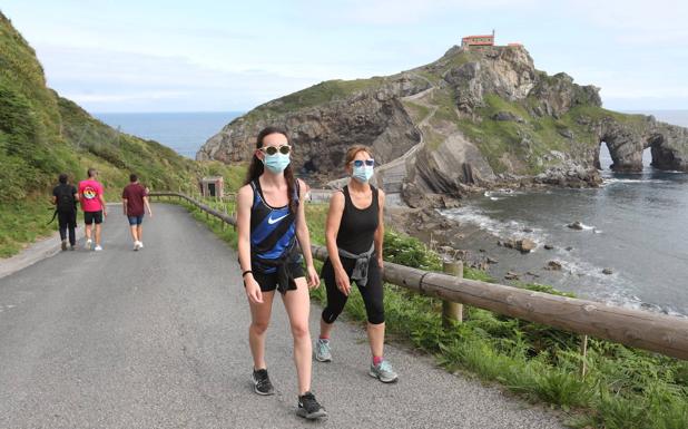 Gaztelugatxe recibe a los primeros visitantes