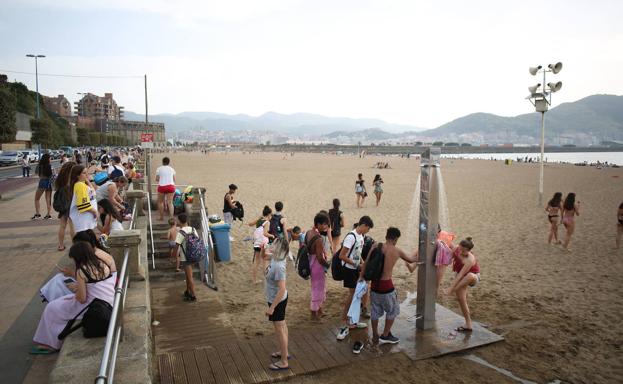 Duchas y fuentes de las playas de Getxo entran en funcionamiento en otro fin de semana con cortes de tráfico