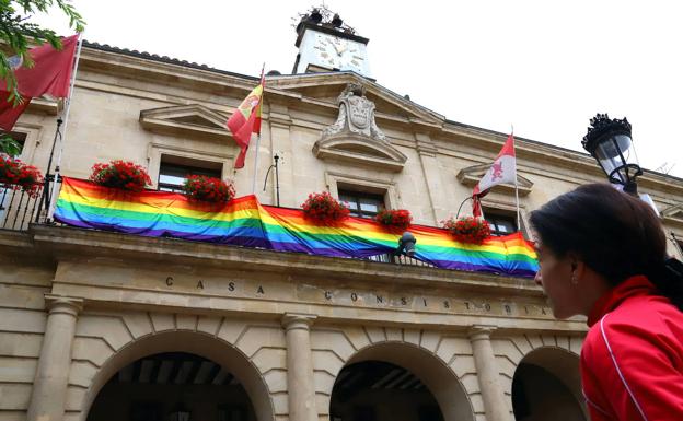Los tribunales ordenan retirar la bandera LGTBI del Consistorio